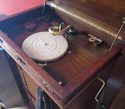 Gramophone ancien avec pavillon doré et coffret en bois sombre