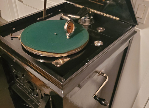 Meuble audio ancien en bois avec gramophone mécanique intégré